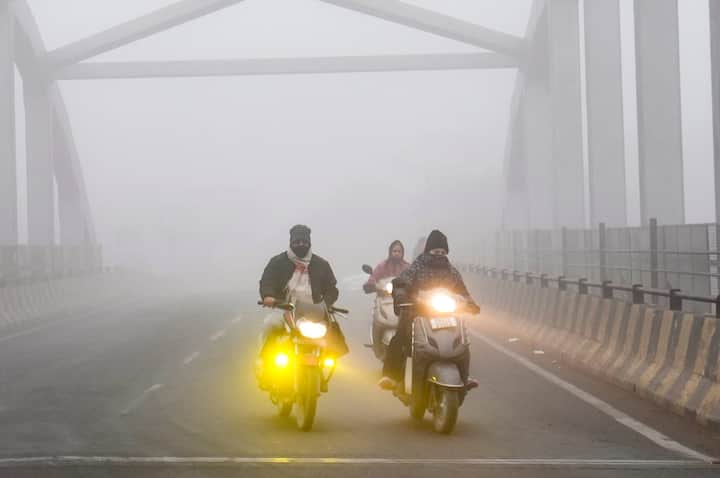 দক্ষিণবঙ্গে শনিবার থেকে সোমবার পর্যন্ত কুয়াশার ঘনঘটা বাড়বে। নদিয়া মুর্শিদাবাদ, বীরভূম, পূর্ব ও পশ্চিম বর্ধমান, হুগলি এবং উত্তর চব্বিশ পরগনা জেলাতে মাঝারি থেকে ঘন কুয়াশা থাকবে বিক্ষিপ্তভাবে।