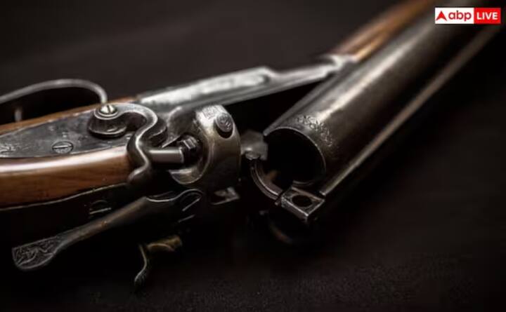 1959 ਦੇ ਅਸਲਾ ਐਕਟ ਅਤੇ ਆਰਮਸ ਰੂਲਸ ਦੇ ਤਹਿਤ ਭਾਰਤ ਵਿੱਚ ਇੱਕ ਨਾਗਰਿਕ ਕਾਨੂੰਨੀ ਤੌਰ 'ਤੇ ਵੱਧ ਤੋਂ ਵੱਧ ਦੋ ਹਥਿਆਰ ਰੱਖ ਸਕਦਾ ਹੈ। ਪਹਿਲਾਂ, ਇਸ ਦੀ ਲਿਮਿਟ ਤਿੰਨ ਸੀ ਪਰ ਹਥਿਆਰਾਂ ਦੀ ਜਮ੍ਹਾਂਖੋਰੀ ਅਤੇ ਦੁਰਵਰਤੋਂ ਨੂੰ ਰੋਕਣ ਲਈ 2019 ਵਿੱਚ ਸੋਧ ਕੀਤੀ ਗਈ ਸੀ।