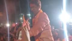 शिवतीर्थ बंगल्याबाहेर गुलाल, विजयी उमेदवारास राज ठाकरेंचा फ्लाईंग किस; उद्धव ठाकरेंची 'मन की बात'