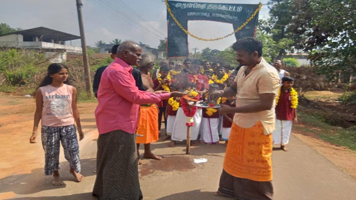 100 ஆண்டுகளுக்கும் மேலாக தொடரும் பாரம்பரியம்... திருமுறை நூல்களுக்கு வீடுகளில் ஆரத்தி எடுத்து மரியாதை
