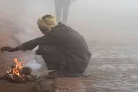 અમદાવાદ: રાજ્યમાં કાતિલ ઠંડીનો ચમકારો યથાવત છે. ગુરુવારે રાત્રે અમદાવાદમાં 11.5 ડિગ્રી સરેરાશ લઘુતમ તાપમાન નોંધાયું હતું. હવામાન વિભાગ દ્વારા પણ રાજ્યમાં કડકડતી ઠંડીને લઈ લેટેસ્ટ આગાહી કરવામાં આવી છે. આગામી બે દિવસ ઠંડીમાં જોરદાર ચમકારો જોવા મળશે.