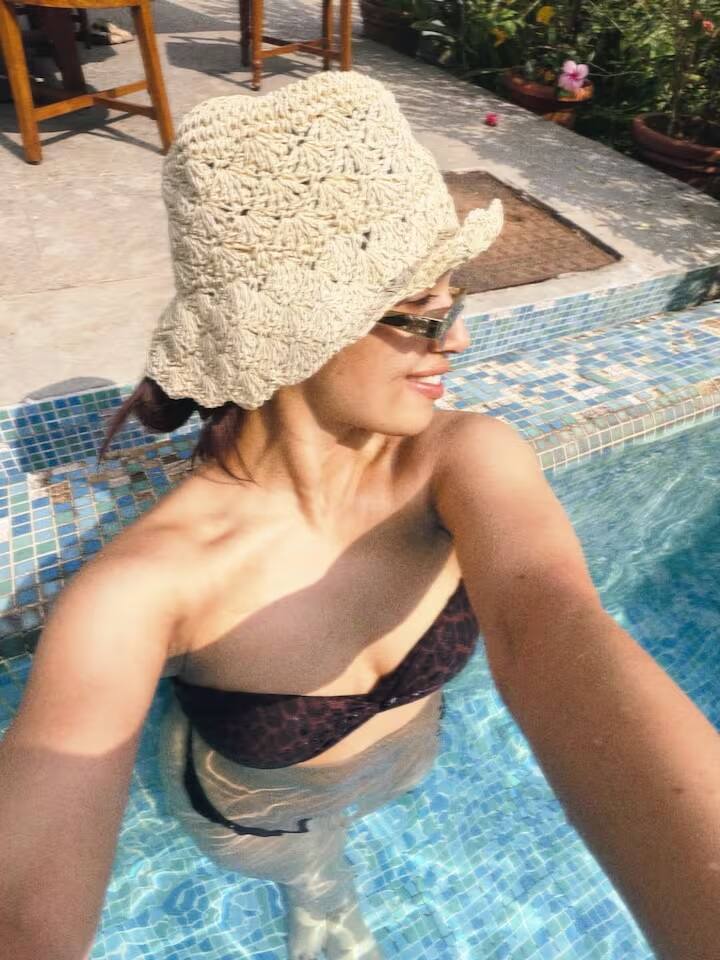 कमर पर सारोंग खूबसूरती से बंधा हुआ था, जिससे उनका आकर्षक क्लीवेज दिख रहा था। उन्होंने अपने लुक को सनग्लासेस से पूरा किया।