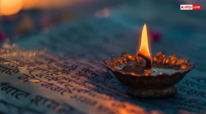घर के मुख्य द्वार पर- अमावस्या की रात नकारात्मक ऊर्जा से मुक्ति और सकारात्मक ऊर्जा में वृद्धि के लिए घर के मुख्य द्वार पर घी का दीपक जलाएं. इससे मां लक्ष्मी का वास घर पर होता है और सुख-समृद्धि बढ़ती है.