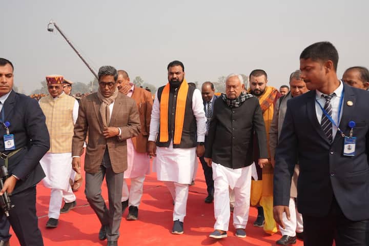दो क्रेन की मदद से शिवलिंग को उठाकर चबूतरे पर स्थापित किया गया. इस विशाल शिवलिंग के चलते जानकीनगर में बन रहे विराट रामायण मंदिर की काफी चर्चा हो रही है. यह शिवलिंग 210 टन का है जो ग्रेनाइट पत्थर से बना है. तमिलनाडु के महाबलीपुरम में इसका निर्माण कराया गया है.