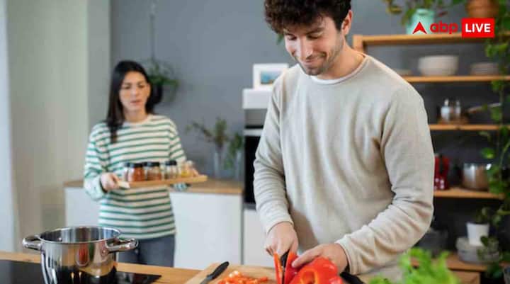 अगर आप चाहते हैं कि आपके पराठे नरम और स्वाद से भरपूर बनें, तो आटा गूंथते समय उसमें उबला हुआ आलू कद्दूकस करके मिला दें. इससे पराठे सॉफ्ट भी बनेंगे और स्वाद भी बढ़ेगा. वहीं अगर पराठों को तेल या घी की जगह बटर में सेंका जाए, तो उनका स्वाद और खुशबू दोनों कमाल की हो जाती है.