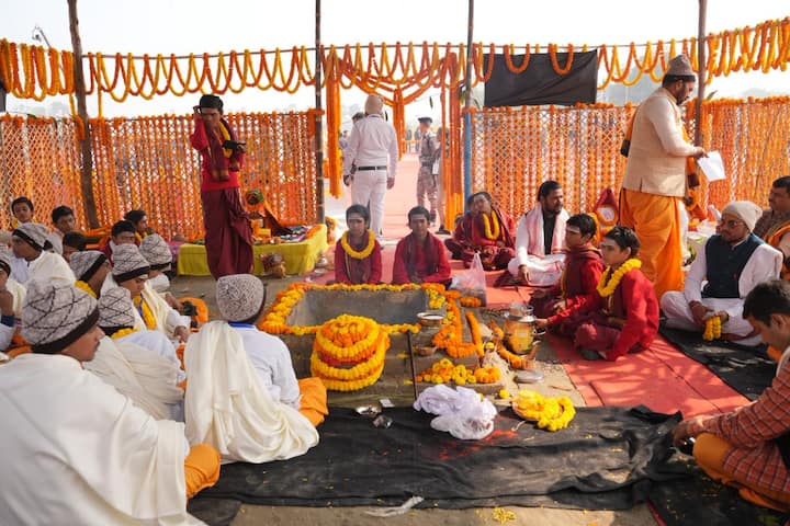 इस मौके पर बिहार के मुख्यमंत्री नीतीश कुमार, उपमुख्यमंत्री सम्राट चौधरी, विजय कुमार सिन्हा सहित आसपास के हजारों लोग मौजूद रहे. प्राण-प्रतिष्ठा और पूजा आदि के लिए पटना, बनारस, अयोध्या आदि से पंडित पहुंचे थे.