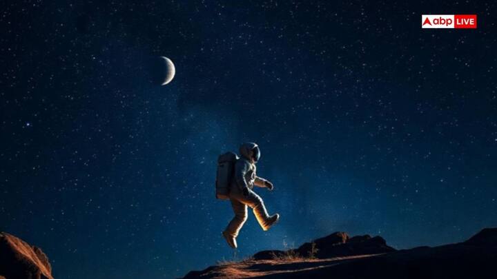 अंतरिक्ष में आवाज ट्रैवल नहीं कर सकती क्योंकि वहां पर वाइब्रेट करने के लिए हवा नहीं है. इस परेशानी को दूर करने के लिए अंतरिक्ष यात्रियों की आवाज को उनके हेलमेट के अंदर लगे माइक्रोफोन का इस्तेमाल करके रेडियो तरंगों में बदल दिया जाता है. रेडियो तरंगे वैक्यूम में आसानी से ट्रेवल कर सकती हैं.