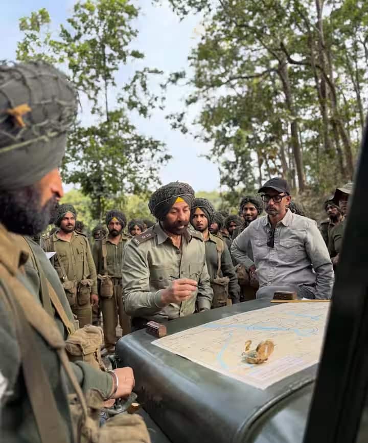 सनी देओल ने फिल्म 'बॉर्डर' के सेट से एक अनदेखी तस्वीर साझा की है, जिसमें वह सेट पर आराम करते हुए नजर आ रहे हैं। तस्वीर साझा करते हुए सनी देओल ने दिल और जुड़े हुए हाथों का इमोजी पोस्ट किया।