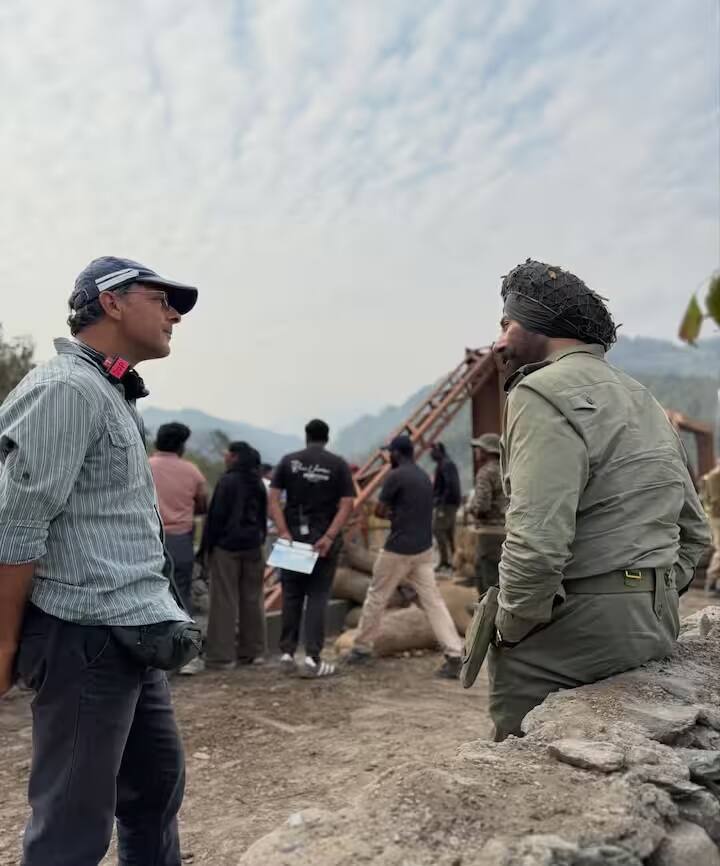 इस तस्वीर में सनी कभी अभिनेताओं से बात करती नजर आती हैं तो कभी आराम करती हुई।