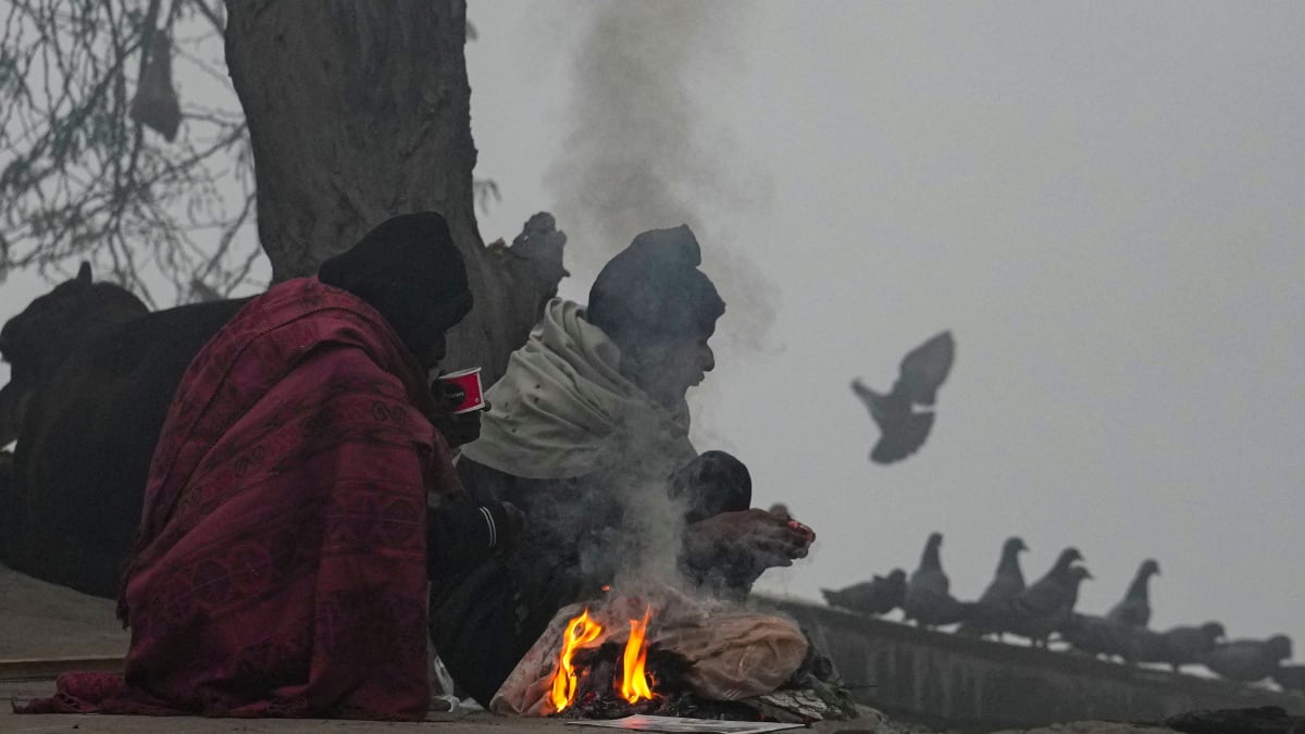 Delhi Wakes Up To Bitter Cold As Mercury Dips To 4.3°C; Toxic Air, Fog Disrupt Flights