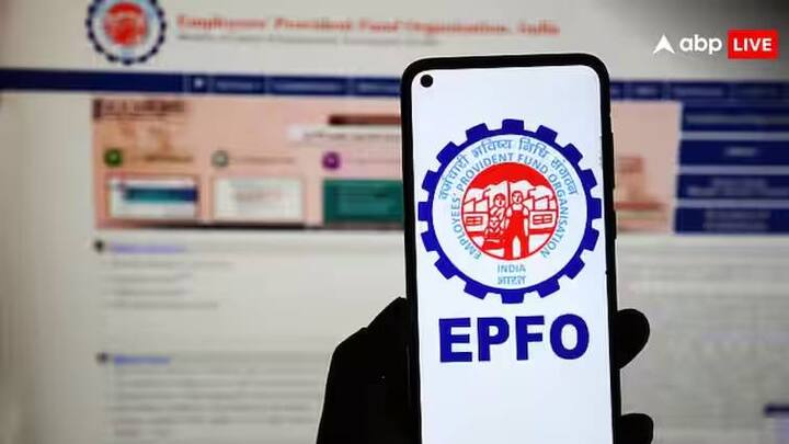 EPFO News : कर्मचारी भविष्य निर्वाह निधी संघटना येत्या एप्रिलपासून खातेधारकांना पीएफचे पैसे यूपीआयमधून काढण्याचा पर्याय उपलब्ध करुन देणार आहे. यूपीआयच्या माध्यमातून पीएफचे पैसे थेट बँकेत जमा होतील.अधिकृत सूत्रांच्या माहितीनुसार पीएफ खात्यात ठराविक रक्कम शिल्लक ठेवून उर्वरित रक्कम यूपीआयच्या माध्यमातून काढता येईल. जी खातेदाराच्या बँक खात्यात जमा होईल.