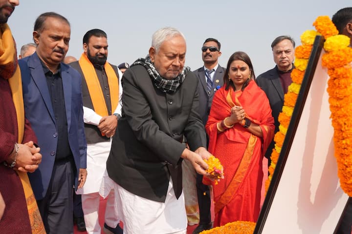 विराट रामायण मंदिर 1080 फीट लंबा और 540 फीट चौड़ा होगा. इसमें कुल 18 शिखर और 22 मंदिर होंगे और मुख्य शिखर की ऊंचाई 270 फीट, चार शिखर की ऊंचाई 180 फीट, एक शिखर की ऊंचाई 135 फीट, आठ शिखर की ऊंचाई 108 फीट और एक अन्य शिखर की ऊंचाई 90 फीट होगी.