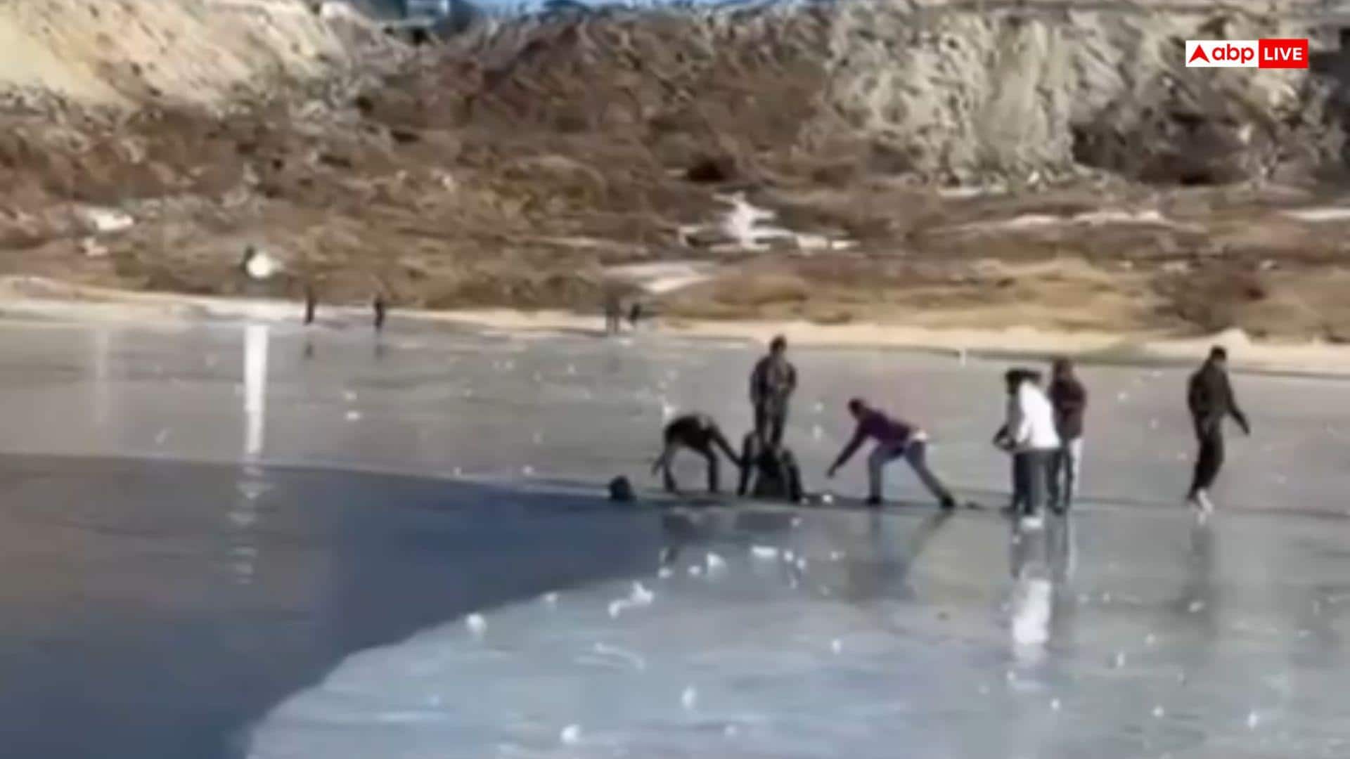 Video: सेला झील में फिसले केरल के 2 पर्यटक, बचाव के लिए झटपटाते रहे, लेकिन नहीं बच सके