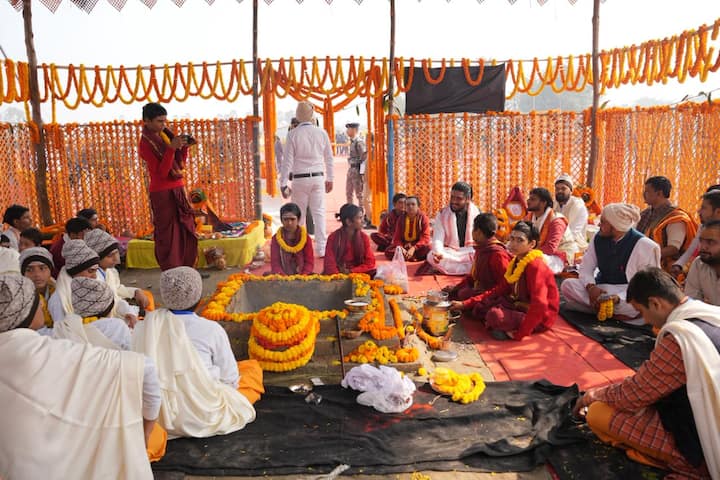 बिहार के मोतिहारी में बन रहे विराट रामायण मंदिर में शनिवार (17 जनवरी, 2026) को दुनिया का सबसे बड़ा शिवलिंग स्थापित हो गया. यज्ञ मंडप में विधि-विधान से शिवलिंग की प्राण-प्रतिष्ठा के बाद स्थापित करने का कार्य हुआ.