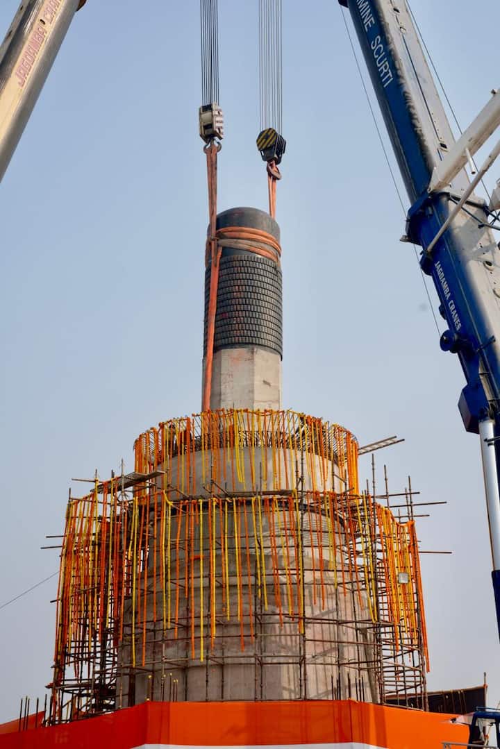 33 फीट ऊंचे शिवलिंग के स्थापित होने के बाद अब मंदिर निर्माण का काम तेजी से आगे बढ़ने की उम्मीद है. शिवलिंग स्थापना कार्यक्रम में बड़ी संख्या में स्थानीय लोग भी उपस्थित रहे और इस अद्भुत पल को कैमरे में कैद करते दिखे.