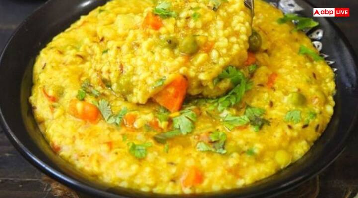 కిచిడి ఆరోగ్యానికి మంచిది మరియు తేలికగా జీర్ణమవుతుంది. శనివారం నాడు తింటే జ్యోతిష్యపరంగా కూడా ఇది ప్రయోజనకరంగా ఉంటుంది. ఎలాగో తెలుసుకుందాం రండి.