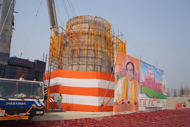 इस मंदिर के निर्माण से न केवल धार्मिक आस्था को मजबूती मिलेगी, बल्कि क्षेत्र में पर्यटन को भी जबरदस्त बढ़ावा मिलेगा. उन्होंने कहा कि इस विशाल शिवलिंग में 108 छोटे-छोटे शिवलिंग हैं. यही कारण है कि इसे सहस्र शिवलिंगम कहा जा रहा है. मान्यता है कि इसकी पूजा करने या जलाभिषेक करने से 108 शिवलिंग के जलाभिषेक का फल प्राप्त होगा.