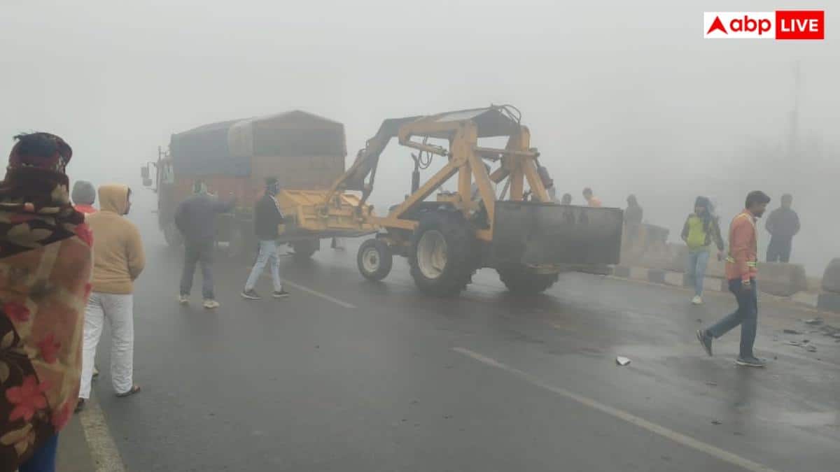 Major road accident due to dense fog in Amroha, 18 vehicles collided on National Highway-9, 10 people injured