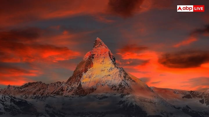 ज्वालामुखी पहाड़ तब बनते हैं जब पिघला हुआ मैग्मा पृथ्वी के अंदर से ऊपर उठता है और सतह पर फटता है. जैसे-जैसे लावा बार-बार फटने से ठंडा होकर सख्त होता है वह जमा होकर पहाड़ बनता रहता है.