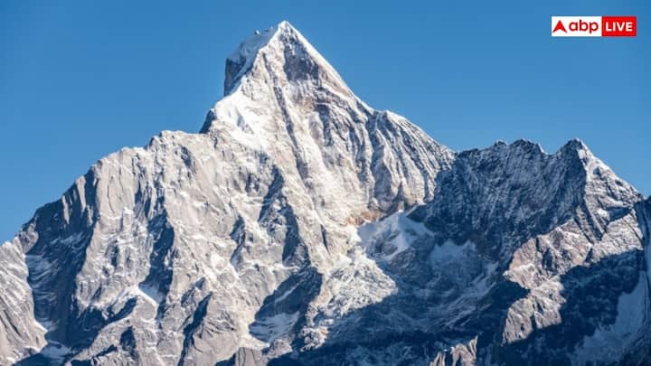 पृथ्वी पर पहाड़ तब बनते हैं जब दो टेक्टोनिक प्लेट टकराती हैं. एक प्लेट के नीचे धंसने के बजाय दोनों बहुत ज्यादा दबाव में सिकुड़ कर ऊपर की तरफ मुड़ जाती हैं. हिमालय तब बना जब लगभग 40 से 50 मिलियन साल पहले भारतीय प्लेट यूरेशियन प्लेट से टकराई. इस वजह से जमीन ऊपर की तरफ धकेल दी गई और दुनिया की सबसे ऊंची पर्वत श्रृंखला बनी.