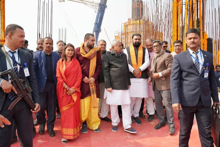 देश-विदेश से आए वैदिक पंडितों और विद्वानों के मंत्रोच्चार के बीच आचार्य किशोर कुणाल के पुत्र सायण कुणाल और उनकी सांसद पत्नी शांभवी चौधरी यजमान की भूमिका में इस पुनीत कार्य में शामिल हुए. विशालकाय शिवलिंग की स्थापना महावीर मंदिर ट्रस्ट द्वारा की जा रही है.