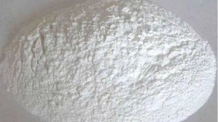 10 से 15 लीटर पानी में करीब 200 ग्राम ब्लीचिंग पाउडर मिलाएं. इस घोल को टंकी में डालें और स्क्रब से दीवारों को रगड़ें. इसे लगभग दो घंटे तक ऐसे ही छोड़ दें ताकि कीटाणु मर जाएं. फिर पूरा पानी निकालकर साफ पानी से टंकी को अच्छे से धो लें.