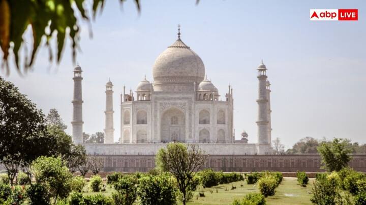 ताजमहल इंडो इस्लामिक, फारसी और तुर्की वास्तुकला शैलियों का एक दुर्लभ संगम है. इसके डिजाइन को शाहजहां के मुख्य वास्तुकार उस्ताद अहमद लाहौरी ने बनाया था. इसका केंद्रीय गुंबद लगभग 73 मीटर ऊंचा है जबकि चारों मीनारों को जानबूझकर थोड़ा बाहर की तरफ झुकाकर बनाया गया था. ऐसा इसलिए ताकि भूकंप के दौरान मकबरे की रक्षा की जा सके.