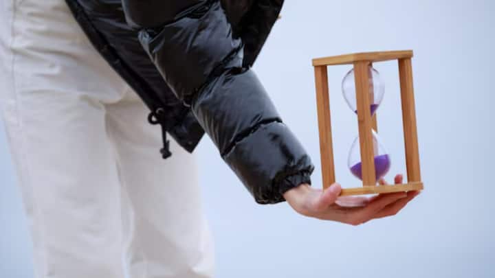 বিজ্ঞানীরা প্রমাণ করে দেখিয়েছেন যে, বহুতলের উপরে বাস করেন যাঁরা, তাঁদের জন্য় সময় দ্রুত দৌড়য়। অর্থাৎ মাটির কাছাকাছি বাস যাঁদের, তাঁদের তুলনায় বহুতলের লোকজনের বয়স বাড়ে তাড়াতাড়ি।
