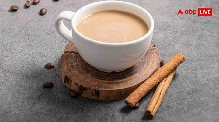 अब एक पैन में आधा कप पानी डालें और इसे उबालें. जब पानी उबलने लगे, उसमें चायपत्ती डालें और 1–2 मिनट तक अच्छी तरह उबलने दें. इससे चाय की खुशबू और बेस फ्लेवर तैयार हो जाएगा.