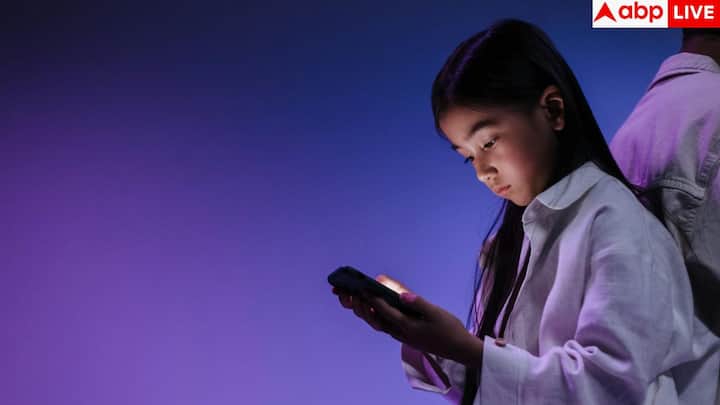 This research is based on the data of more than 10 thousand children of America, in which it was seen that the children who had a phone before the age of 12, their sleep and mental state were more affected than others.