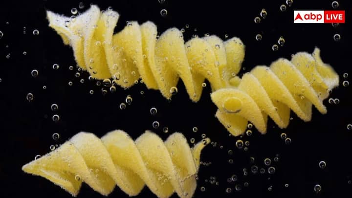 ऐतिहासिक रिकार्ड बताते हैं कि अरबों ने पांचवीं सदी के आसपास सूखा पास्ता बनाया था. जब नौंवी सदी में अरब शासक सिसिली पहुंचे तो उन्होंने सूखा पास्ता बनाने की तकनीकें पेश कीं. इन्हें बाद में इटालियंस ने रिफाइन किया.