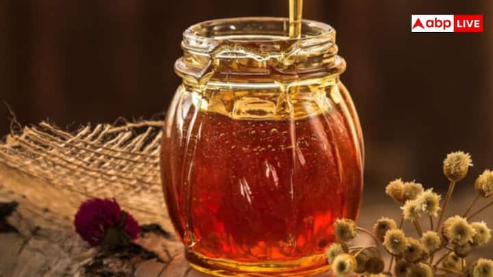 शहद में सिर्फ 17-18% पानी होता है. यह बैक्टीरिया, फंगस या माइक्रोब्स के जिंदा रहने के लिए काफी कम है. ज्यादातर माइक्रोऑर्गेनाइज्म को बढ़ने और बच्चे पैदा करने के लिए पानी की जरूरत होती है.