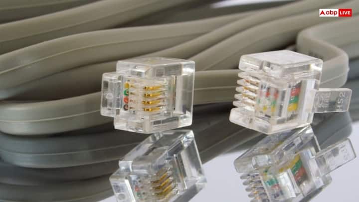 लगभग 99% इंटरनेट हवा के जरिए नहीं बल्कि फिजिकल केबल्स के जरिए ट्रैवल करता है. ये हाई स्पीड ऑप्टिकल फाइबर केबल्स होती हैं जो जमीन के नीचे और समुद्र के नीचे बिछाई जाती हैं. ये डेटा को लाइट सिग्नल के रूप में लगभग लाइट की स्पीड से ले जाती हैं.