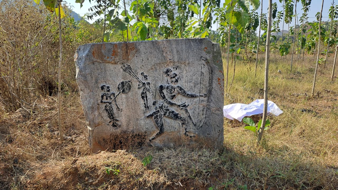 வாணியம்பாடி அருகே விஜய நகர மன்னர்கள் காலத்து வீர நடுகல் கண்டுபிடிப்பு: மறைந்திருக்கும் வரலாறு!