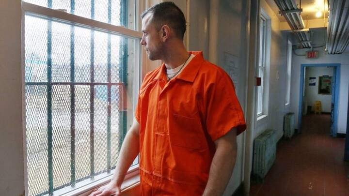 इसके बावजूद यहां से भागने की घटनाएं बेहद कम हैं. वजह है समाज की बनावट और सोच. ग्रीनलैंड में जेलों को अक्सर नाइट जेल कहा जाता है. इसका मतलब यह है कि कैदी दिन के समय बाहर जा सकते हैं.