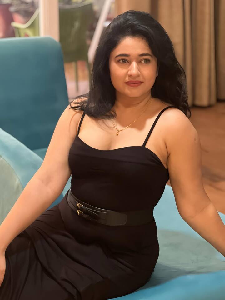 पूनम बाजवा काले गाउन में बेहद खूबसूरत लग रही हैं। खुले बालों और हल्की लिपस्टिक में पूनम बाजवा आकर्षक दिख रही हैं।