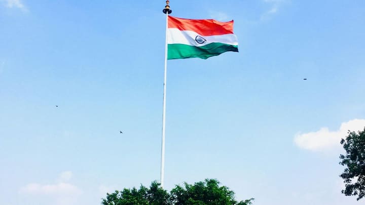 वहीं 26 जनवरी को तिरंगा देश के राष्ट्रपति द्वारा फहराया जाता है, क्योंकि राष्ट्रपति भारत के संवैधानिक प्रमुख होते हैं. इसी दिन भारत के पहले राष्ट्रपति डॉ. राजेंद्र प्रसाद ने शपथ ली थी.