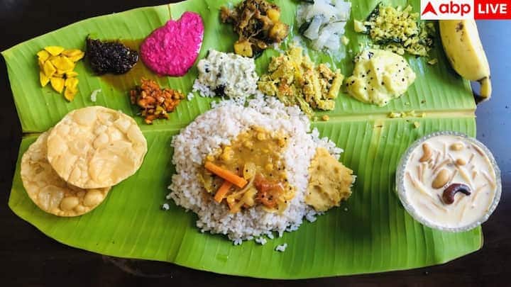 આજના આધુનિક યુગમાં જ્યારે લોકો પ્લાસ્ટિક અને મેલામાઈનની પ્લેટો તરફ વળ્યા છે, ત્યારે આરોગ્ય નિષ્ણાતો ફરીથી કુદરતી વિકલ્પો અપનાવવાની સલાહ આપી રહ્યા છે. કેળાના પાન પર જમવાથી શરીરને અનેકગણા સ્વાસ્થ્ય ફાયદા (Health Benefits) થાય છે અને તે શરીરને ડિટોક્સ કરવામાં મહત્વની ભૂમિકા ભજવે છે. જ્યારે ગરમ ખોરાક આ પાન પર પીરસવામાં આવે છે, ત્યારે તેમાંથી નીકળતી હળવી સુગંધ માત્ર ભૂખ જ નથી ઉઘાડતી પણ ભોજનના સ્વાદમાં પણ અનેરો વધારો કરે છે.