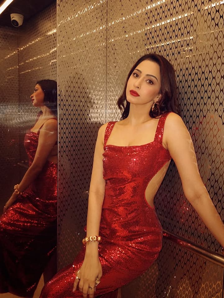 સાઉથની જાણીતી અભિનેત્રી ઈશાન્યા મહેશ્વરી તેના ગ્લેમરસ ફોટોશૂટને લઈ ચર્ચામાં છે. ઈન્સ્ટાગ્રામ પર તેણે ગ્લેમરસ રેડ લૂકમાં તસવીરો પોસ્ટ કરી છે. તેની આ તસવીરો ચાહકોનું ધ્યાન આકર્ષિત કરી રહી છે. હાલમાં તેની આ તસવીરો સોશિયલ મીડિયામાં વાયરલ થઈ છે.