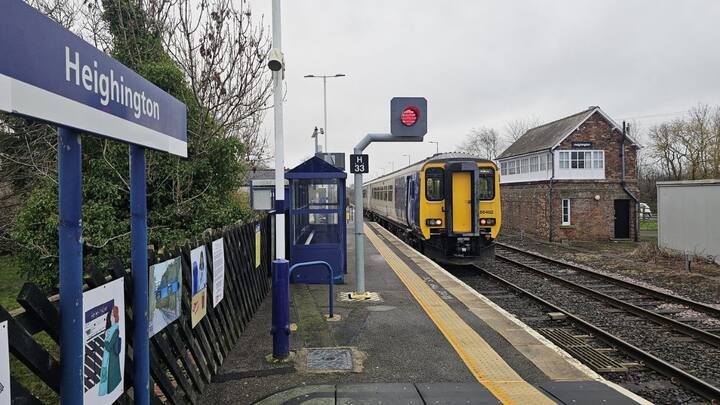 इंग्लैंड के डरहम काउंटी में स्थित Heighington Station को दुनिया का सबसे पुराना मौजूद रेलवे स्टेशन माना जाता है. यह स्टेशन ऐतिहासिक Stockton and Darlington Railway लाइन पर स्थित है. यह वही रेलवे लाइन है, जिसने 19वीं सदी में आधुनिक रेल व्यवस्था की नींव रखी थी. हीलिंगटन स्टेशन 1820 के दशक से लगातार किसी न किसी रूप में इस्तेमाल होता आ रहा है.