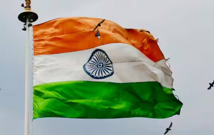 26 ਜਨਵਰੀ, 1950 ਨੂੰ, ਭਾਰਤ ਦਾ ਸੰਵਿਧਾਨ ਲਾਗੂ ਹੋਇਆ, ਅਤੇ ਦੇਸ਼ ਇੱਕ ਗਣਤੰਤਰ ਬਣ ਗਿਆ। ਇਸ ਲਈ, ਗਣਤੰਤਰ ਦਿਵਸ ਹਰ ਸਾਲ 26 ਜਨਵਰੀ ਨੂੰ ਮਨਾਇਆ ਜਾਂਦਾ ਹੈ।