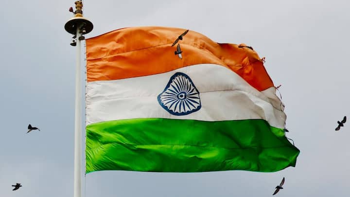 वहीं 26 जनवरी 1950 को भारत का संविधान लागू हुआ और देश एक गणतंत्र बना. इसी कारण हर साल 26 जनवरी को गणतंत्र दिवस मनाया जाता है.