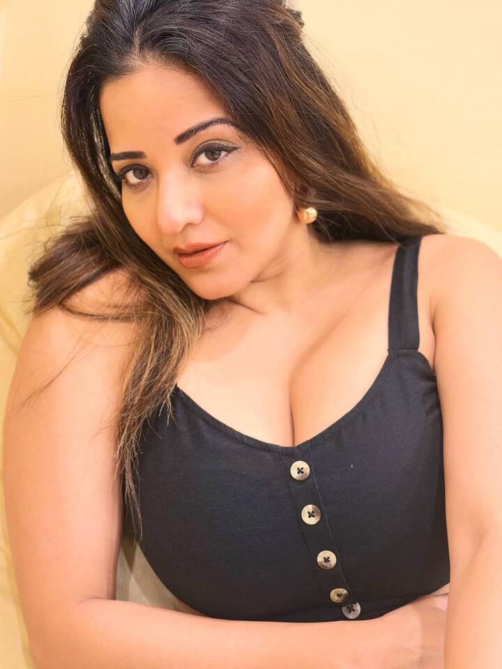 उनके प्रशंसक उनकी एक झलक पाने के लिए उत्सुक रहते हैं, यही कारण है कि मोना लिसा की हर तस्वीर तुरंत सुर्खियों में आ जाती है।