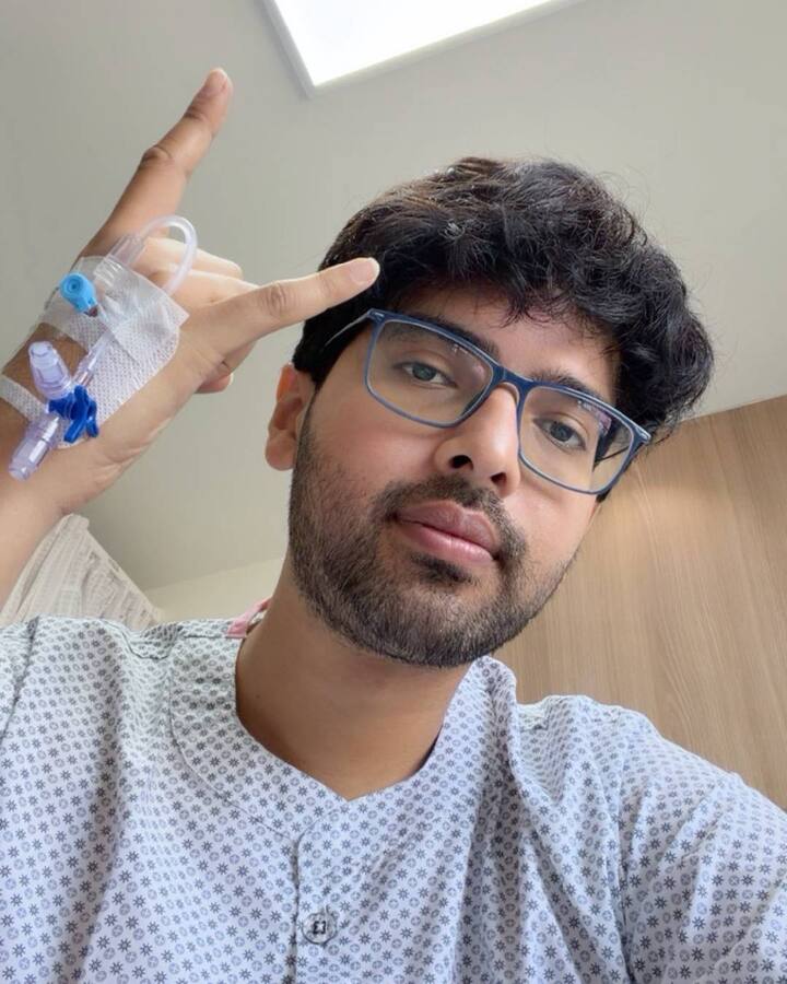 बॉलिवूडचा प्रसिद्ध गायक अरमान मलिक याच अचानक तब्येत बिघडली. त्यानं फोटो पोस्ट करून चाहत्यांना याबाबत माहिती दिली. चाहत्यांनी कमेंट करून त्यांच्या तब्येतीबाबत विचारपूस केली.