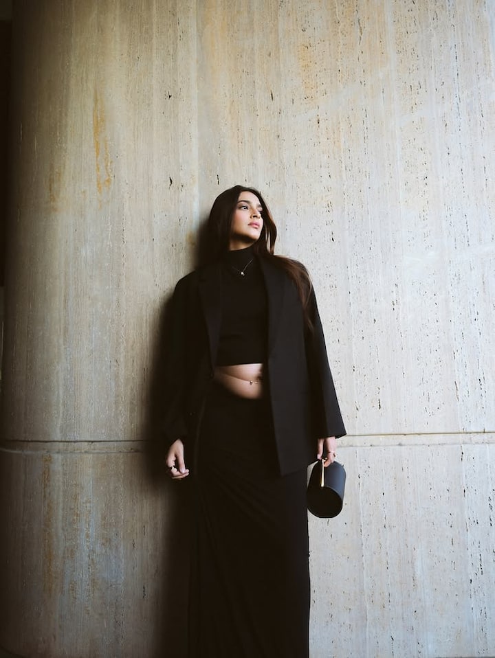 सोनम कपूर बॉलीवुड की मशहूर अभिनेत्री हैं। सोनम अपने ग्लैमरस अंदाज से अपने फैंस को दीवाना बना रही हैं। (सभी तस्वीरें सोनम कपूर के इंस्टाग्राम से)