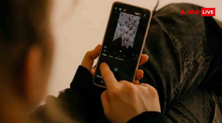 इंस्टाग्राम पर रील बनाने की कोई तय न्यूनतम लंबाई नहीं है. आप 3 सेकंड की रील भी बना सकते हैं. लेकिन 3–5 सेकंड की रील पर ध्यान खींचना बहुत मुश्किल होता है. ज्यादातर लोग उसे नोटिस ही नहीं करते हैं. इसलिए सबसे बेहतर रील लंबाई 7 से 15 सेकंड है. इस पर सबसे ज्यादा रिटेंशन और वायरल होने का चांस होता है. इसके अलावा 15 से 30 सेकंड वाली रील पर जानकारी देने और वैल्यू क्रिएट करने के लिए बेस्ट है. अगर आप नए हैं, तो 10–15 सेकंड से शुरुआत करें.