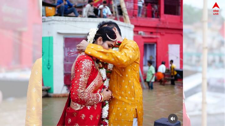 বারাণসীর ঘাটে, বিয়ের পিড়িতে বসলেন হিরণ চট্টোপাধ্যায়। জানা গিয়েছে, তাঁর এই দ্বিতীয় স্ত্রীর নাম, ঋতিকা গিরি।