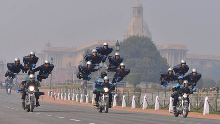 परेड का हर सेकंड पहले से तय होता है, क्योंकि यहां समय में जरा-सी चूक भी बड़ी गलती मानी जाती है. 26 जनवरी की सुबह राष्ट्रपति के कर्तव्य पथ पर पहुंचते ही परेड की औपचारिक शुरुआत होती है. राष्ट्रपति के अंगरक्षक राष्ट्रीय ध्वज को सलामी देते हैं, राष्ट्रगान बजता है और 21 तोपों की सलामी दी जाती है.