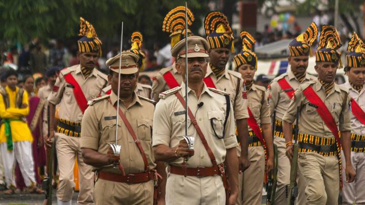 पुलिस को लेकर भी अक्सर कहा जाता है कि POLICE का मतलब Protection Of Life In Civil Establishment होता है. लेकिन सच्चाई यह है कि POLICE भी कोई आधिकारिक फुल फॉर्म नहीं है. यह भी एक शब्द है, जिसका इस्तेमाल कानून व्यवस्था से जुड़ी एजेंसियों के लिए होता है.