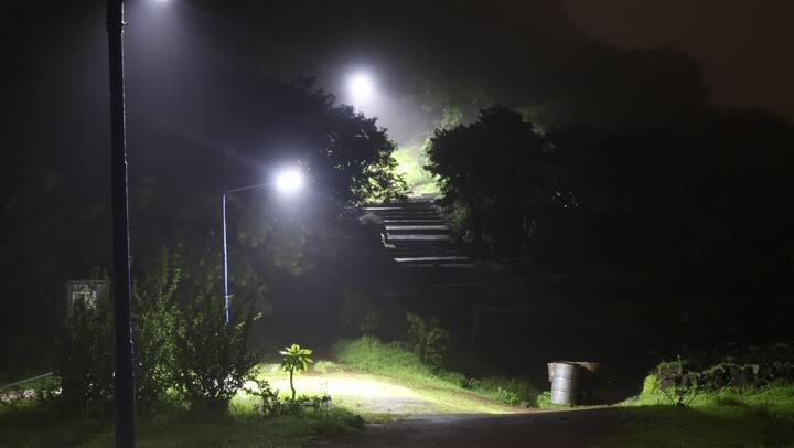 डोंगराळ प्रदेश, दाट जंगले आणि विखुरलेल्या वस्त्यांमध्ये कार्यरत असलेल्या या उपक्रमाने स्थानिक परिस्थितीनुसार विकेंद्रित सौर मॉडेल अवलंबले आहे. घरगुती सौर प्रणाली, रस्त्यावरील दिवे आणि समुदाय सुरक्षेसाठी सौर-आधारित यंत्रणा बसवल्या जात आहेत.
